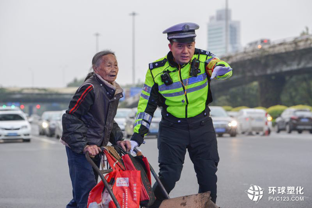 又到一年高考時：十年護(hù)航 廣州交警助300學(xué)子打通綠色通道